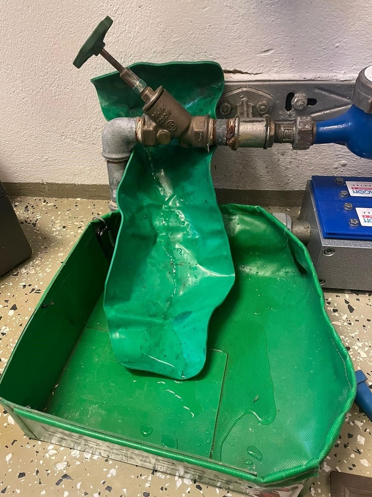 Lekkage tong voor het legen op moeilijk toegankelijke plaatsen zoals pompen, radiatoren, inbouwinstallaties enz
