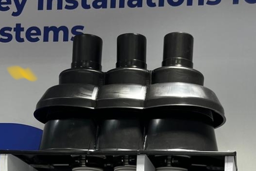 RLX DRIEDUBBELE SCHOORSTEENOPSTAND VOOR UV FLEX 80MM ZWART (MET KOPPELSTUKKEN BOVEN/ONDER)