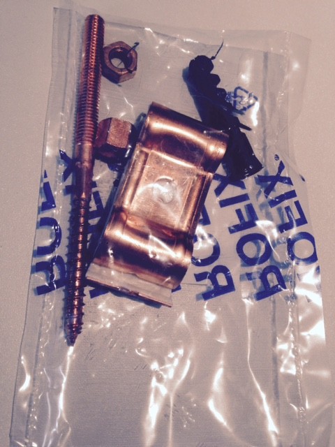 ROFIX DUBBELE BUISBEUGEL KOPER 18MM 60MM + BOUT 3/8