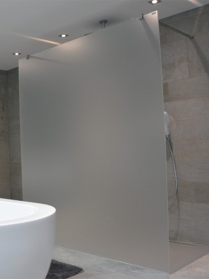 [211.005000 GRIS] AQUACONCEPT WALLCONCEPT VOLLEDIG VRIJSTAAND PANEEL VOOR BEVESTIGING TEGEN ACHTERLIGGENDE MUURBREEDTE 180CM HOOGTE 200CM/ UITV. GLAS VITRAGE 106 GRIS