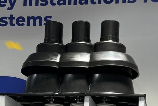 [14002] G8COPPOFLEXTRIPLO - RLX DRIEDUBBELE SCHOORSTEENOPSTAND VOOR UV FLEX 80MM ZWART (MET KOPPELSTUKKEN BOVEN/ONDER) +MONTAGEPLAAT Groot model